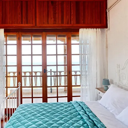 Antorina Grande Beachfront House With Private Pool Casa vacanze Kamari (Corinthia)