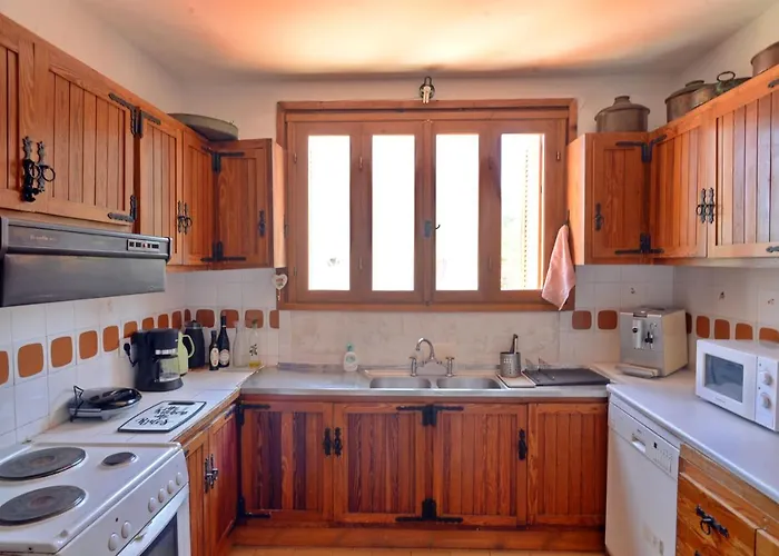 בית נופש Antorina Grande Beachfront House With Private Pool *