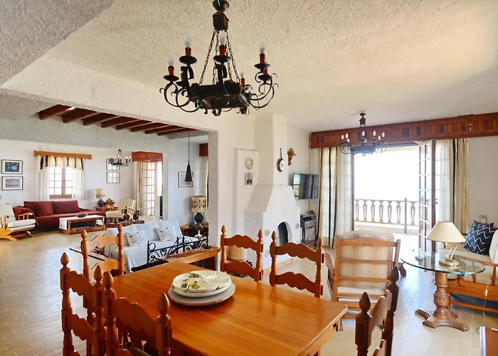 בית נופש Antorina Grande Beachfront House With Private Pool *