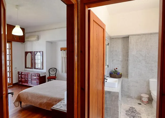 בית נופש Antorina Grande Beachfront House With Private Pool *