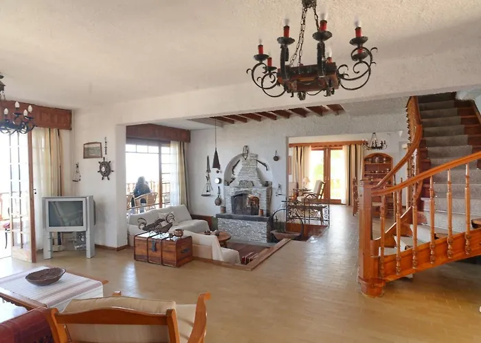 Antorina Grande Beachfront House With Private Pool בית נופש Kamari (Corinthia)