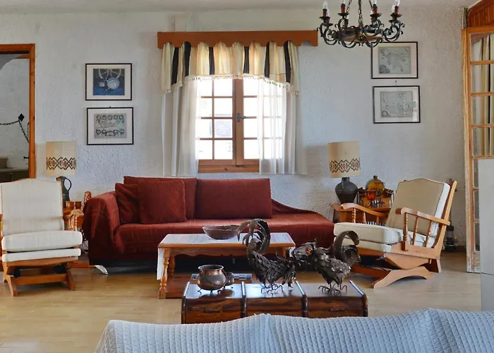 בית נופש Antorina Grande Beachfront House With Private Pool *