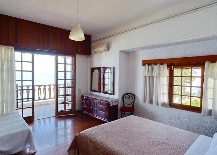 בית נופש Antorina Grande Beachfront House With Private Pool